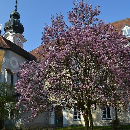 Haus Der Begegnung Heilig Geist Hotel Burghausen Exterior foto