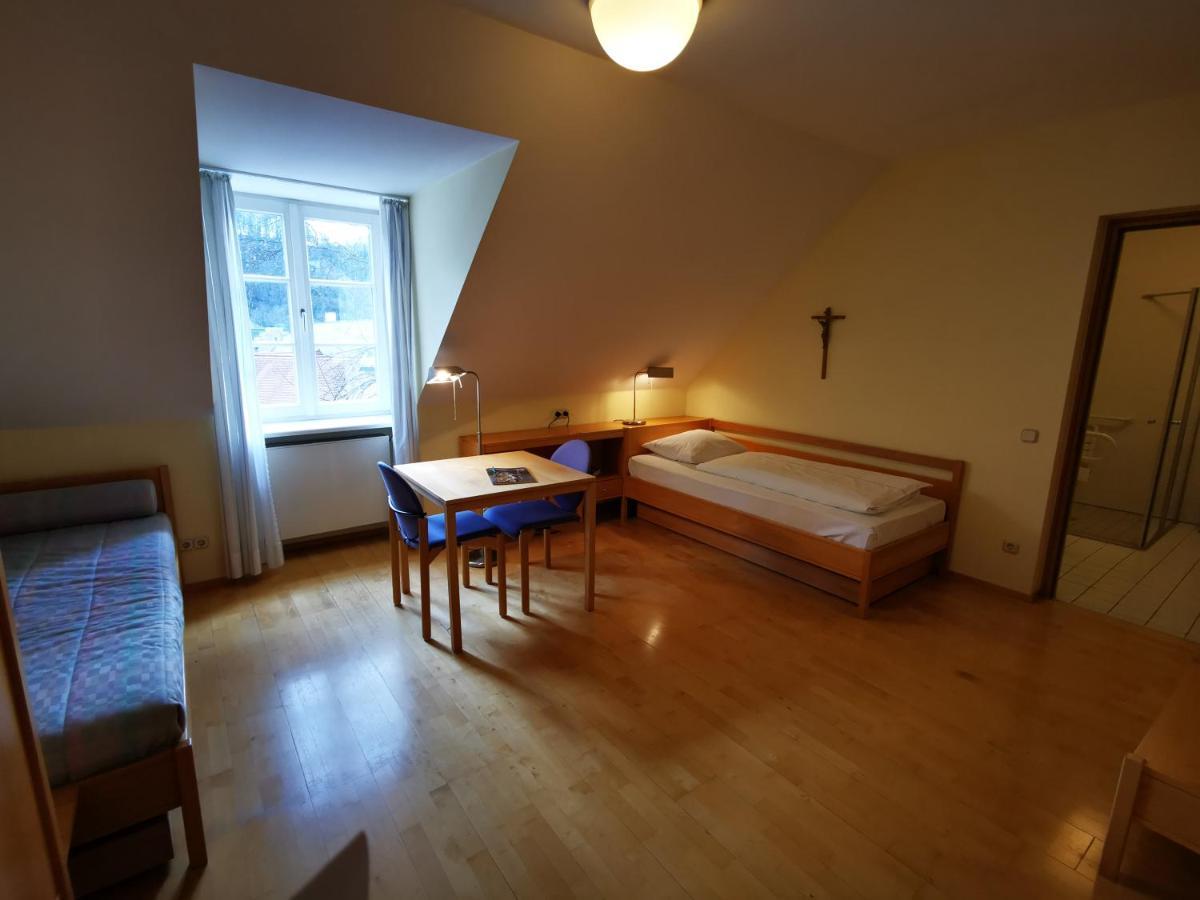 Haus Der Begegnung Heilig Geist Hotel Burghausen Exterior foto